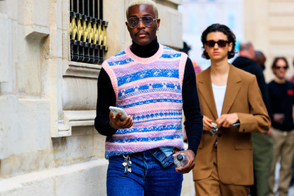 aviator sunglasses, silvered sunglasses, blue sunglasses, pink pullover, sleeveless pullover, striped pullover, blue pullover, jacquard pullover, blue jeans, denim, black top, turtleneck top, fashion week, frenchystyle, FW, jonathan paciullo, street style, PFW, PARIS, SPRING SUMMER 2022, SS 22, horizontal, atmosphere details, detail