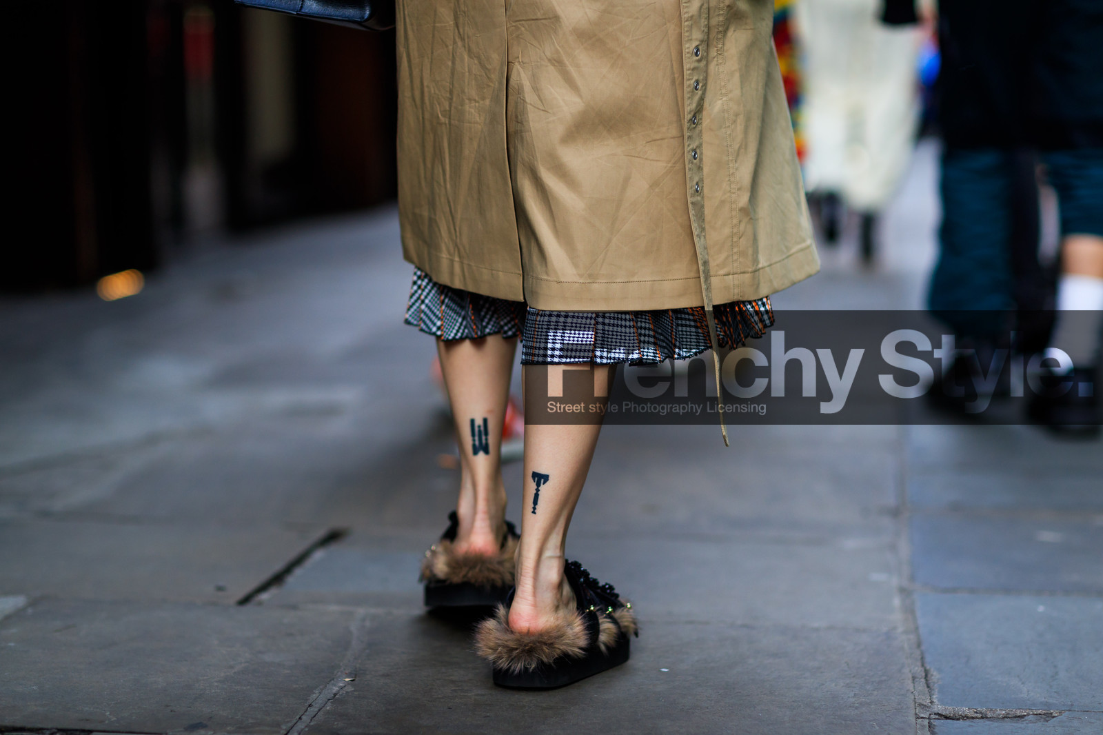 atmosphere details, beige coat, black sandals, detail, fashion week, frenchystyle, fur shoes, FW, horizontal, jonathan paciullo, LFW, LONDON, SPRING SUMMER 2018, SS 18, street style, tattoos, trench coat