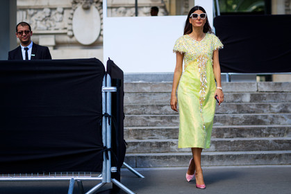embroideries, glitter, graphic dress, high heels, leather shoes, pink shoes, printed dress, sequined dress, sunglasses, yellow dress, fashion week, frenchystyle, FW, jonathan paciullo, street style, PFW, PARIS, horizontal, atmosphere details, full length, AUTUMN WINTER 2018-2019, FALL WINTER 2018-2019, FW 18-19, giovanna battaglia
