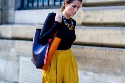 atmosphere details, black bag, black sweater, céline, detail, fashion week, frenchystyle, FW, horizontal, jonathan paciullo, leather bag, necklace, PARIS, PFW, SPRING SUMMER 2017, SS 17, street style, trousers, yellow pants