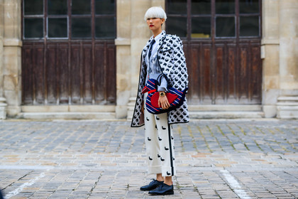 thom browne bag, thom browne coat, thom browne look, thom browne cardigan, thom browne pants, red bag, navy blue bag, striped bag, animal shape bag, hand bag, white coat, embroidered coat, black coat, pearl embroidered coat, white shirt, black tie, grey cardigan, jacquard cardigan, white pants, embroidered pants, man style look, golden watch, rolex watch, black leather derbie, laced shoes, cropped pants, fashion week, frenchystyle, FW, jonathan paciullo, street style, PFW, PARIS, SPRING SUMMER 2020, SS 20, horizontal, atmosphere details, full length