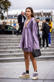 Alizée Gamberini, bag, black bag, lila shirt, lila short, shirt, short, sneakers, white sneakers, fashion week, frenchystyle, FW, jonathan paciullo, street style, PFW, PARIS, SPRING SUMMER 2022, SS 22, vertical, full length