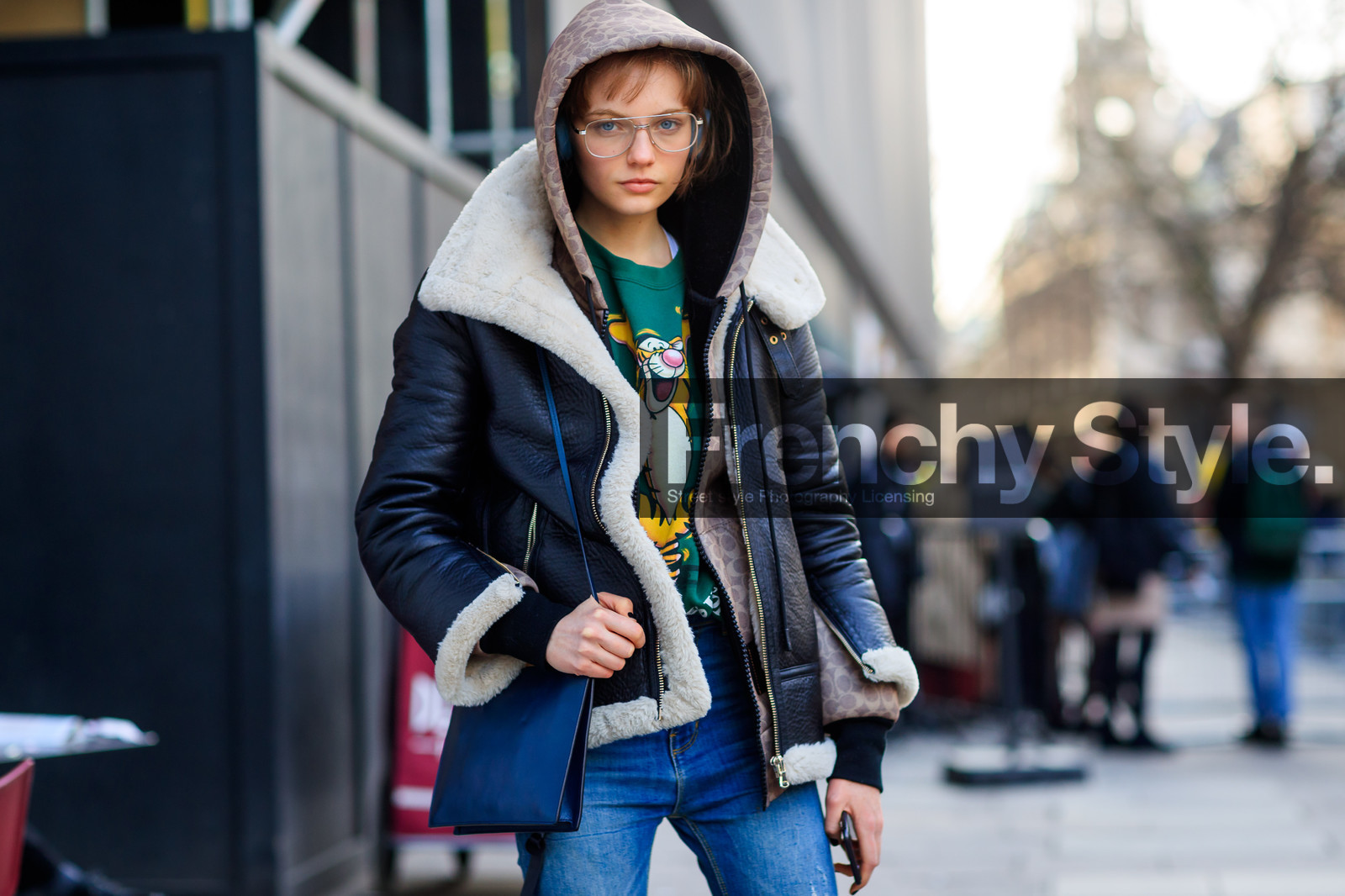 black bag, black jacket, blue denim, denim pants, green top, headphones, hoodie, jeans, leather bag, printed t shirt, shearling, trousers, fashion week, frenchystyle, FW, jonathan paciullo, street style, LFW, LONDON, AUTUMN WINTER 2018-2019, AW 18-19, FALL WINTER 2018-2019, FW 18-19, horizontal, atmosphere details, detail