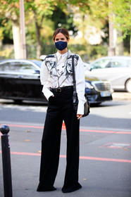 alex riviere, white blouse, lace collar, lace blouse, face printed blouse, printed blouse, black pants, black leather bag, flare pants, shoulder bag, covid face mask, fashion week, frenchystyle, FW, jonathan paciullo, street style, PFW, PARIS, SPRING SUMMER 2021, SS 21, vertical, full length