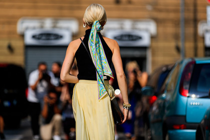 black bag, black top, blue scarf, caro daur, earrings, headscarf, leather bag, pleated skirt, yellow skirt, fashion week, frenchystyle, FW, jonathan paciullo, street style, MFW, MILAN, SPRING SUMMER 2019, SS 19, atmosphere details, horizontal, detail