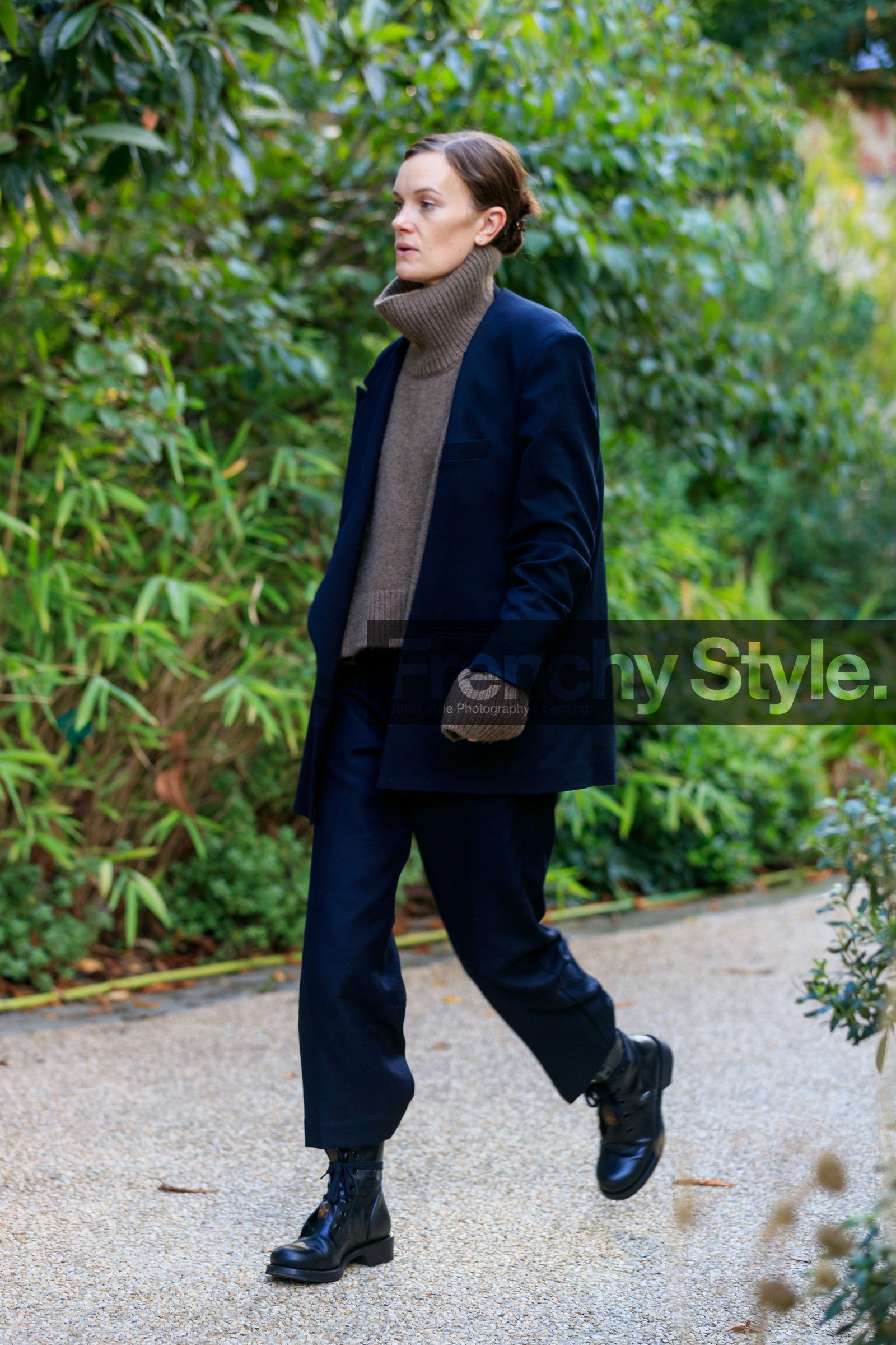 jo ellison, black jacket, black pants, black suits, black leather boots, low boots, flat boots, louis vuitton boots, laced boots, beige pullover, turtleneck pullover, PARIS, PFW, SPRING SUMMER 2020, SS 20, fashion week, frenchystyle, FW, jonathan paciullo, street style, vertical, full length