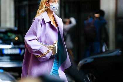 bottega veneta bag, lilac trenchcoat, purple trenchcoat, light blue jacket, light blue pants, light blue suits, golden necklace, golden strap bag, big chain strap bag, silvered bag, mirror bag, covid face mask, leonie hanne, street style, jonathan paciullo, FW, frenchystyle, fashion week, MFW, MILAN, SPRING SUMMER 2021, SS 21, horizontal, atmosphere details, detail