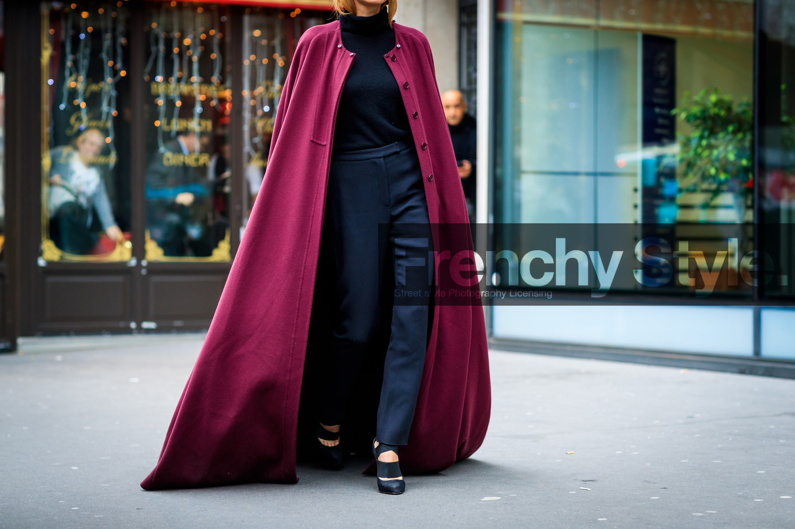 black pants, black shoes, black turtleneck, bordeaux, burgundy, cape, high heels, leather shoes, long coat, trousers, fashion week, frenchystyle, FW, jonathan paciullo, street style, PFW, PARIS, SPRING SUMMER 2017, SS 17, HAUTE COUTURE, atmosphere details, detail, horizontal, leila yavari
