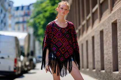 fringes, poncho, red sweater, fashion week, frenchystyle, FW, jonathan paciullo, street style, PFW, PARIS, atmosphere details, horizontal, detail, model, AUTUMN WINTER 2018-2019, FALL WINTER 2018-2019, FW 18-19