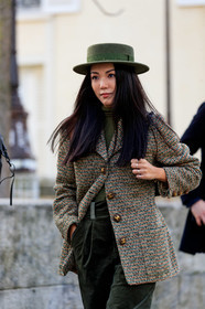 yoyo cao, kaki hat, kaki jacket, kaki pants, kaki pullover, kaki total look, checked jacket, chanel jacket, velvet pants, corduroy pants, carrot pants, high waist pants, turtleneck pullover, fashion week, frenchystyle, FW, jonathan paciullo, street style, PFW, PARIS, vertical, atmosphere details, detail
