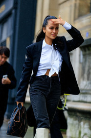 anna rosa vitiello, black jacket, black jeans, black leather bag, white shirt, cropped shirt, knot shirt, plaited bag, hand bag, loewe bag, fashion week, frenchystyle, FW, jonathan paciullo, street style, PFW, PARIS, vertical, atmosphere details, detail