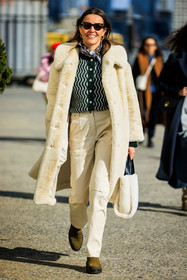 furry coat, white coat, winter furry look, striped black and white pants, furry cabas bag, white cabas bag, cat eye sunglasses, kaki boots, suede boots, knitted cardigan, striped cardigan, green cardigan, buttoned cardigan, knitwear, fashion week, frenchystyle, FW, jonathan paciullo, street style, NYFW, NEW YORK, AUTUMN WINTER 2022-2023, FALL WINTER 2022_2023, FW 22-23, vertical, full length