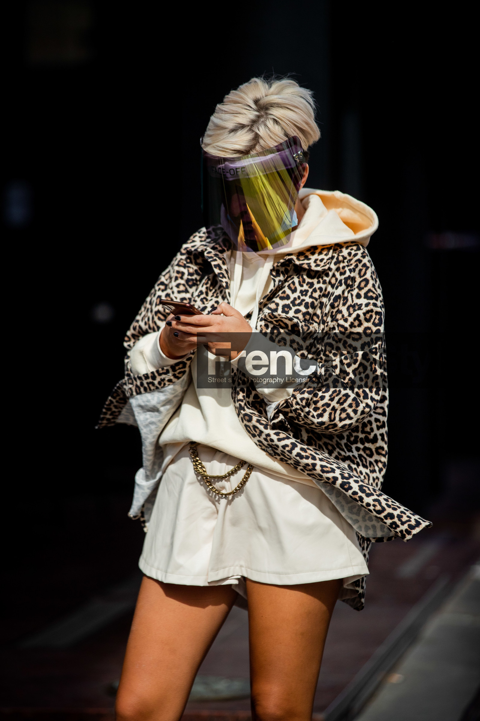 leopard printed jacket, white leather shorts, white hoodie, mini shorts, chain belt, silvered belt, covid face mask, street style, jonathan paciullo, FW, frenchystyle, fashion week, MFW, MILAN, SPRING SUMMER 2021, SS 21, vertical, detail