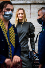 kaki leather dress, balloon sleeves, long sleeves dress, covid face mask, Maartje Verhoef, street style, jonathan paciullo, FW, frenchystyle, fashion week, MFW, MILAN, SPRING SUMMER 2021, SS 21, vertical, detail, model