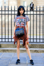 american, black bag, black shoes, black sneakers, grey t shirt, leather bag, leather shoes, nike, printed t shirt, red skirt, studs, tied up shirt, PFW, fashion week, frenchystyle, FW, jonathan paciullo, street style, PARIS, vertical, full length, model, AUTUMN WINTER 2018-2019, FALL WINTER 2018-2019, FW 18-19
