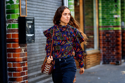 black denim, camel bag, denim pants, erika boldrin, graphic bag, graphic shirt, jeans, jw anderson, leather bag, long hair, multicolor shirt, printed bag, printed shirt, trousers, fashion week, frenchystyle, FW, jonathan paciullo, street style, LFW, LONDON, SPRING SUMMER 2019, SS 19, atmosphere details, horizontal, detail