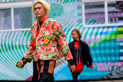red jacket, green jacket, quilted jacket, animal print jacket, crossbody bag, yellow leather bag, red leather bag, mini bag, fashion week, frenchystyle, FW, jonathan paciullo, street style, PFW, PARIS, SPRING SUMMER 2020, SS 20, horizontal, atmosphere details, detail