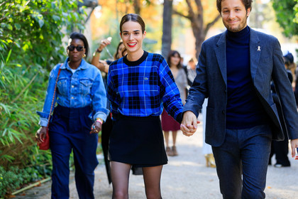 blue pullover, checked pullover, plaid pullover, black skirt, mini skirt, wrap skirt, lacoste pullover, PARIS, PFW, SPRING SUMMER 2020, SS 20, fashion week, frenchystyle, FW, jonathan paciullo, street style, horizontal, atmosphere details, detail