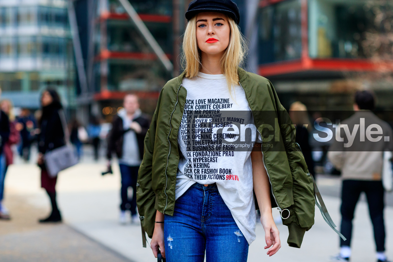 atmosphere details, AUTUMN WINTER 2017-2018, AW 17-18, beret, black hat, blue denim, bomber jacket, denim pants, detail, FALL WINTER 2017-2018, fashion week, frenchystyle, FW, FW 17-18, green jacket, horizontal, jeans, jonathan paciullo, LFW, LONDON, message, over the shoulder, printed t shirt, red lips, street style, trousers, tucked in, white t shirt