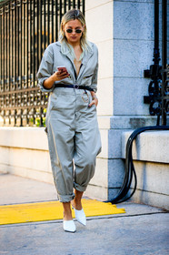 beige jumpsuit, black belt, danielle bernstein, fashion week, frenchystyle, full length, FW, golden details, high heels, jonathan paciullo, leather belt, leather shoes, NEW YORK, NYFW, SPRING SUMMER 2018, SS 18, street style, sunglasses, trousers, vertical, white shoes