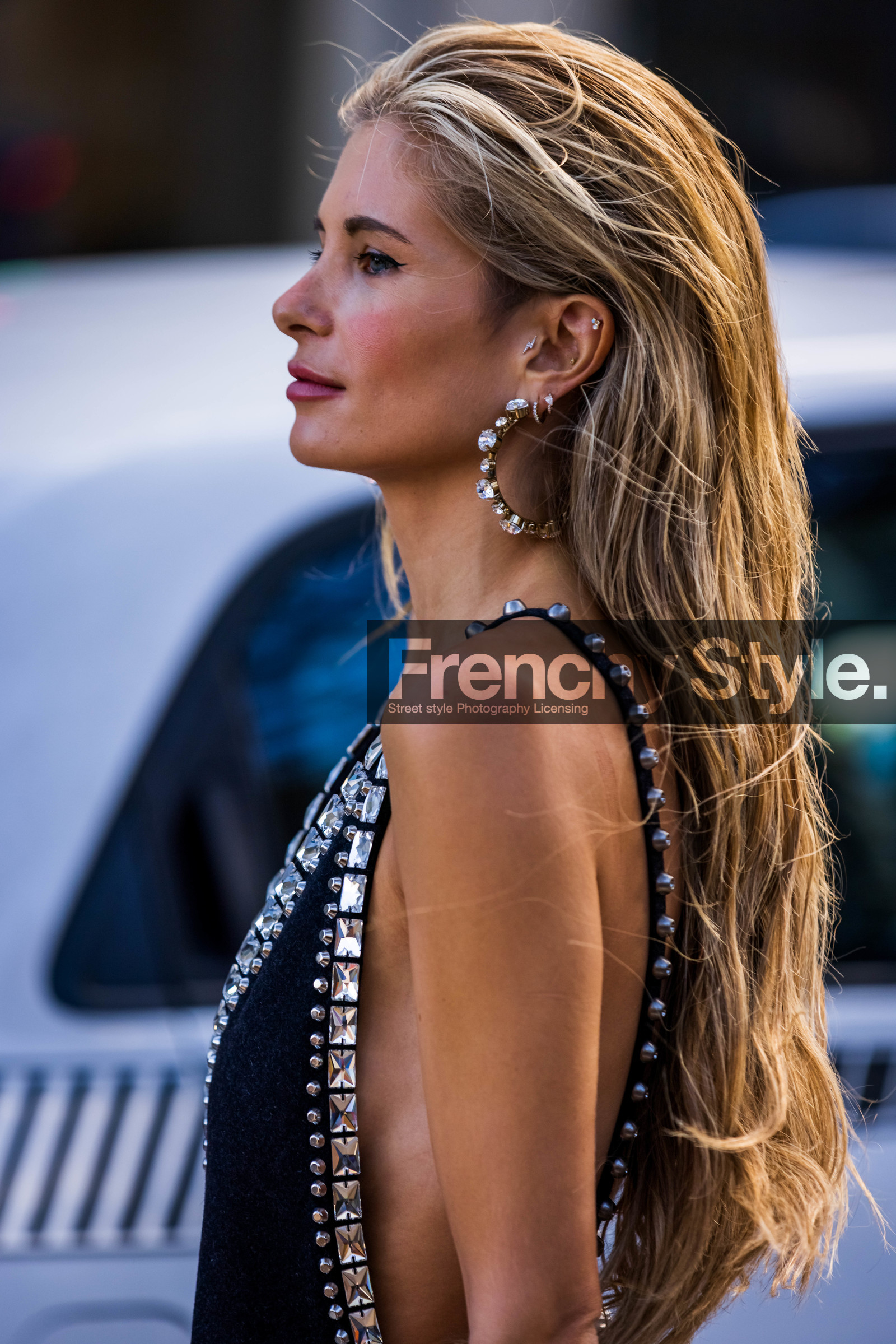 bag, black dress, close-up, detail, dress, earrings, piercing, split dress, strap dress, strass, strass earrings, studs, white bag, Xenia Adonts, fashion week, frenchystyle, FW, jonathan paciullo, street style, PFW, PARIS, SPRING SUMMER 2022, SS 22, vertical, atmosphere details