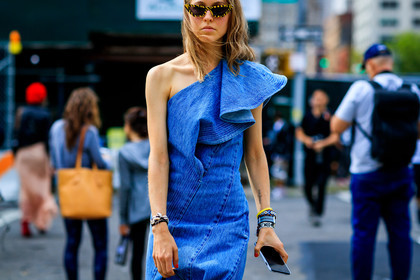 asymetric, blue denim, bracelet, denim dress, iphone, jessica minkoff, one shoulder, ruffles, sunglasses, street style, jonathan paciullo, FW, frenchystyle, fashion week, NYFW, NEW YORK, SPRING SUMMER 2019, SS 19, atmosphere details, horizontal, detail