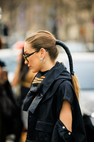 blue, sandals, gold earrings, yellow turtle neck, cut out top, knitted top, yellow coat, blue handbag, mini handbag, bottega veneta bag, blue pants, street style, jonathan paciullo, FW, frenchystyle, fashion week, AUTUMN WINTER 2022-2023, FALL WINTER 2022_2023, FW 22-23, PFW, PARIS, vertical, detail