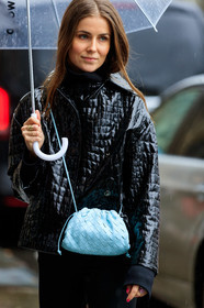 black vinyl jacket, black vinyl coat, animal skin coat, animal skin jacket, light blue leather bag, crossbody bag, plaited bag, plaited leather bag, bottega veneta bag, golden rings, multi rings, fashion week, frenchystyle, FW, jonathan paciullo, street style, PFW, PARIS, vertical, atmosphere details, detail