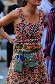 giovanna battaglia, multicolor dress, ethnic printed dress, embroidered dress, sleeveless dress, long dress, belt bag, kaki leather bag, belted dress, celine sunglasses, studs sunglasses, square shape glasses, kaki sneakers, suede sneakers, golden necklace, chain necklace, chocker, golden belt, fashion week, frenchystyle, FW, jonathan paciullo, street style, vertical, detail, atmosphere details