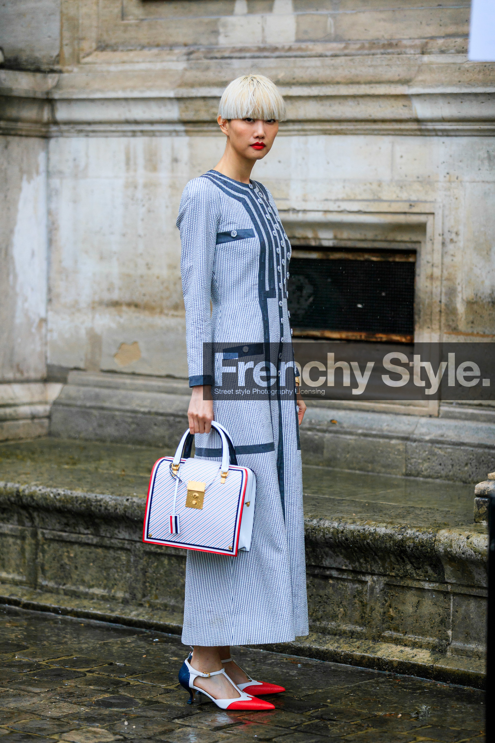 navy blue dress, striped dress, long dress, white dress, long sleeves dress, button dress, striped bag, box bag, white leather bag, white leather shoes, red leather shoes, red leather bag, navy blue leather bag, navy blue leather shoes, mary jane shoes, hand bag, kitten heels shoes, thom browne bag, thom browne dress, thom browne look, thom browne shoes, fashion week, frenchystyle, FW, jonathan paciullo, street style, PFW, PARIS, vertical, full length