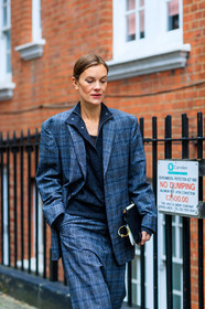 atmosphere details, black bag, black sweater, blazer, checked jacket, checked pants, checked suit, detail, fashion week, frenchystyle, FW, graphic jacket, graphic pants, graphic suit, grey jacket, grey pants, grey suit, jo ellison, jonathan paciullo, leather bag, LFW, LONDON, plaid, printed jacket, printed pants, printed suit, SPRING SUMMER 2018, SS 18, street style, tartan, trousers, vertical