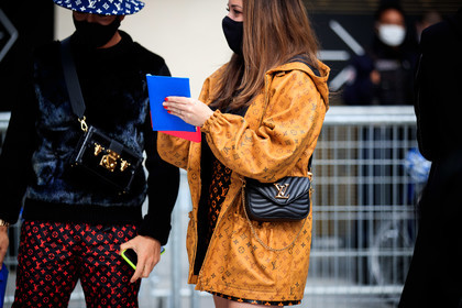 camel leather coat, camel leather jacket, camel leather parka, monogrammed coat, monogrammed jacket, monogrammed skirt, monogrammed parka, blue leather clutch, black leather skirt, orange leather skirt, louis vuitton coat, louis vuitton jacket, louis vuitton clutch, louis vuitton skirt, covid face mask, PARIS, PFW, fashion week, frenchystyle, FW, jonathan paciullo, street style, SPRING SUMMER 2021, SS 21, horizontal, atmosphere details, detail