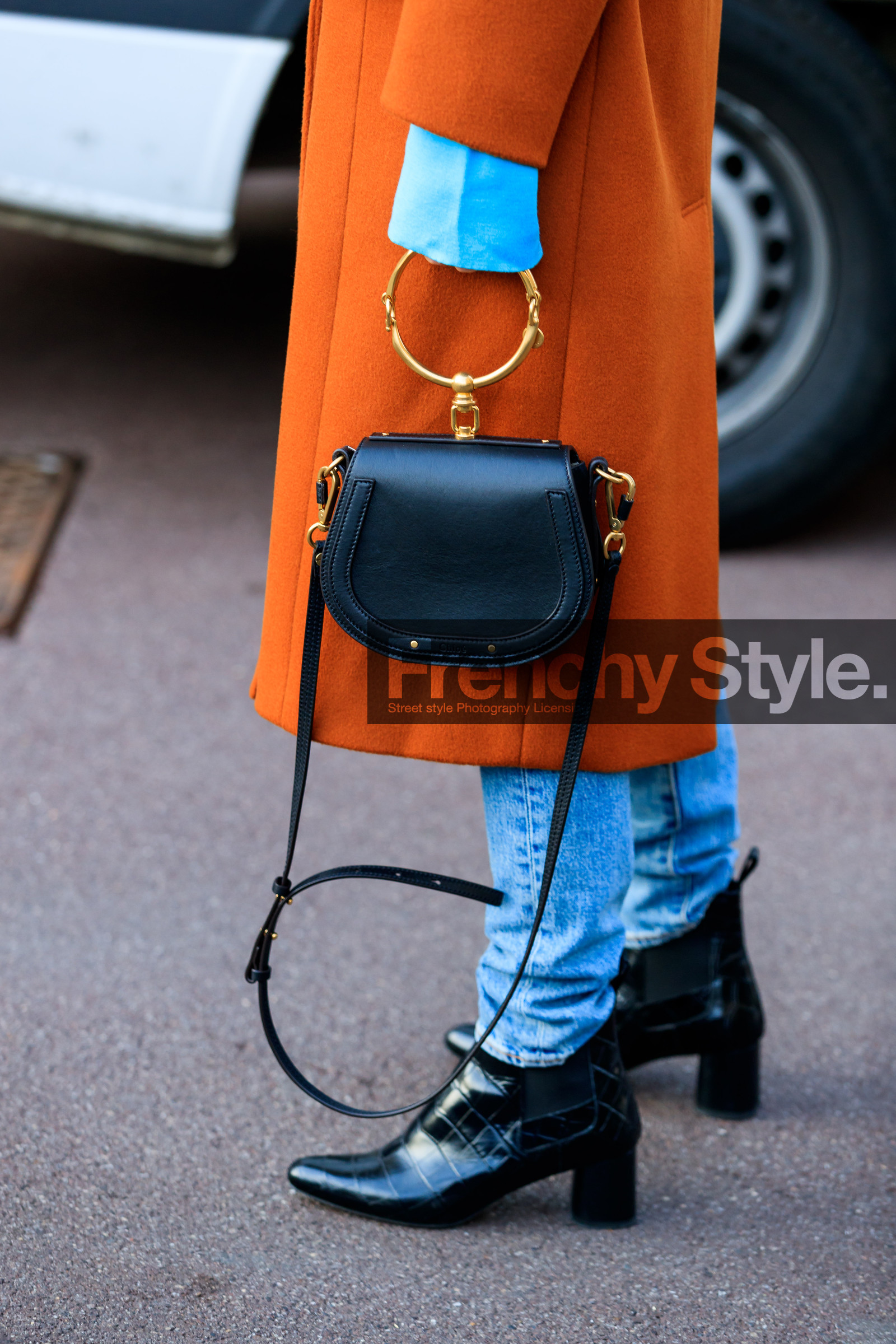 AUTUMN WINTER 2017-2018, AW 17-18, black bag, blue top, camel coat, chloe, detail, FALL WINTER 2017-2018, fashion week, frenchystyle, FW, FW 17-18, golden details, jonathan paciullo, leather bag, linda tol, MFW, MILAN, overcoat, street style, vertical
