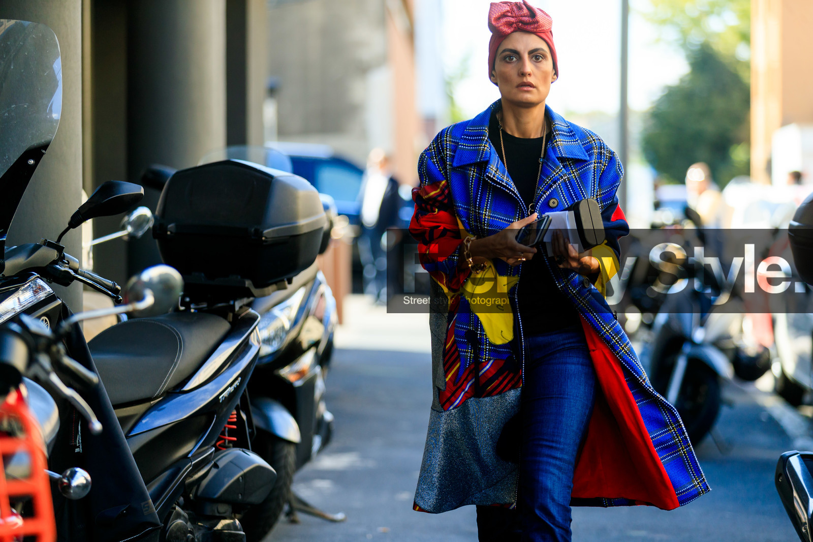 blue coat, red coat, yellow coat, checked coat, patchwork coat, hair scarf, striped coat, sparkling coat, golden bracelet, golden necklace, long necklace, big chain bracelet, blue jeans, sparkling scarf, flare jeans, street style, jonathan paciullo, FW, frenchystyle, fashion week, MFW, MILAN, SPRING SUMMER 2021, SS 21, horizontal, atmosphere details, detail