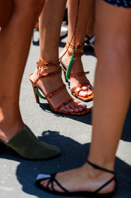 high heels, leather shoes, orange shoes, fashion week, frenchystyle, FW, jonathan paciullo, street style, PFW, PARIS, vertical, detail, atmosphere details, AUTUMN WINTER 2018-2019, FALL WINTER 2018-2019, FW 18-19, geraldine boublil, deborah reyner sebag