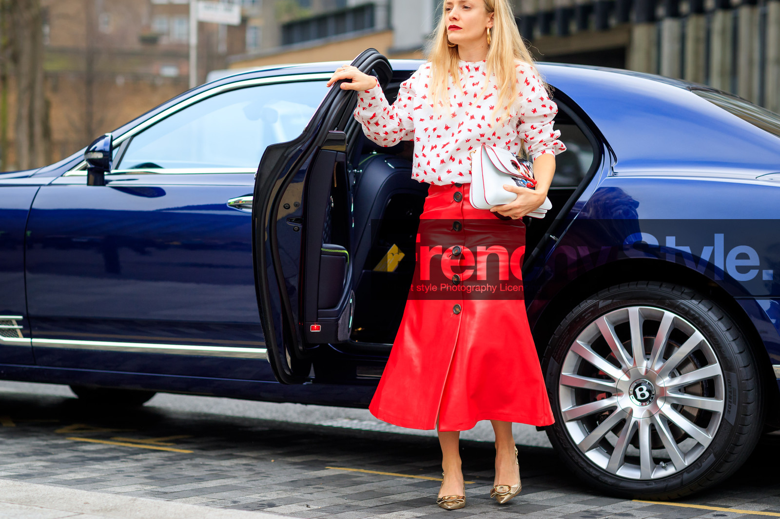 atmosphere details, AUTUMN WINTER 2017-2018, AW 17-18, detail, FALL WINTER 2017-2018, fashion week, frenchystyle, FW, FW 17-18, golden shoes, horizontal, jonathan paciullo, kate foley, leather shoes, leather skirt, LFW, LONDON, printed bag, printed shirt, red skirt, shiny shoes, street style, white bag, white shirt