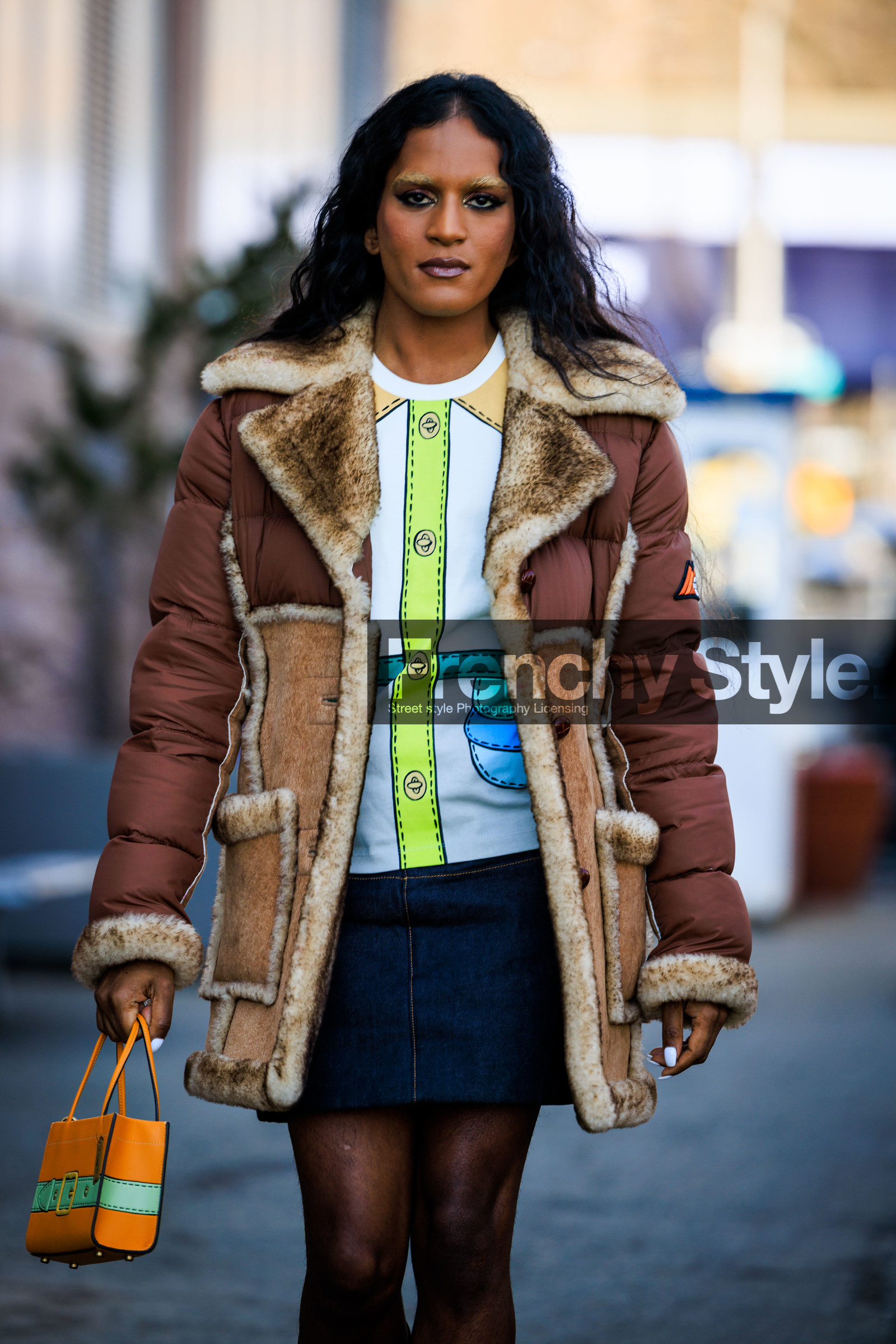 leather coat, brown furry coat, white shirt, printed shirt, mini denim skirt, mini blue skirt, mini orange bag, printed handbag, mini cabas bag, puffy coat, fashion week, frenchystyle, FW, jonathan paciullo, street style, NYFW, NEW YORK, AUTUMN WINTER 2022-2023, FALL WINTER 2022_2023, FW 22-23, vertical, atmosphere details