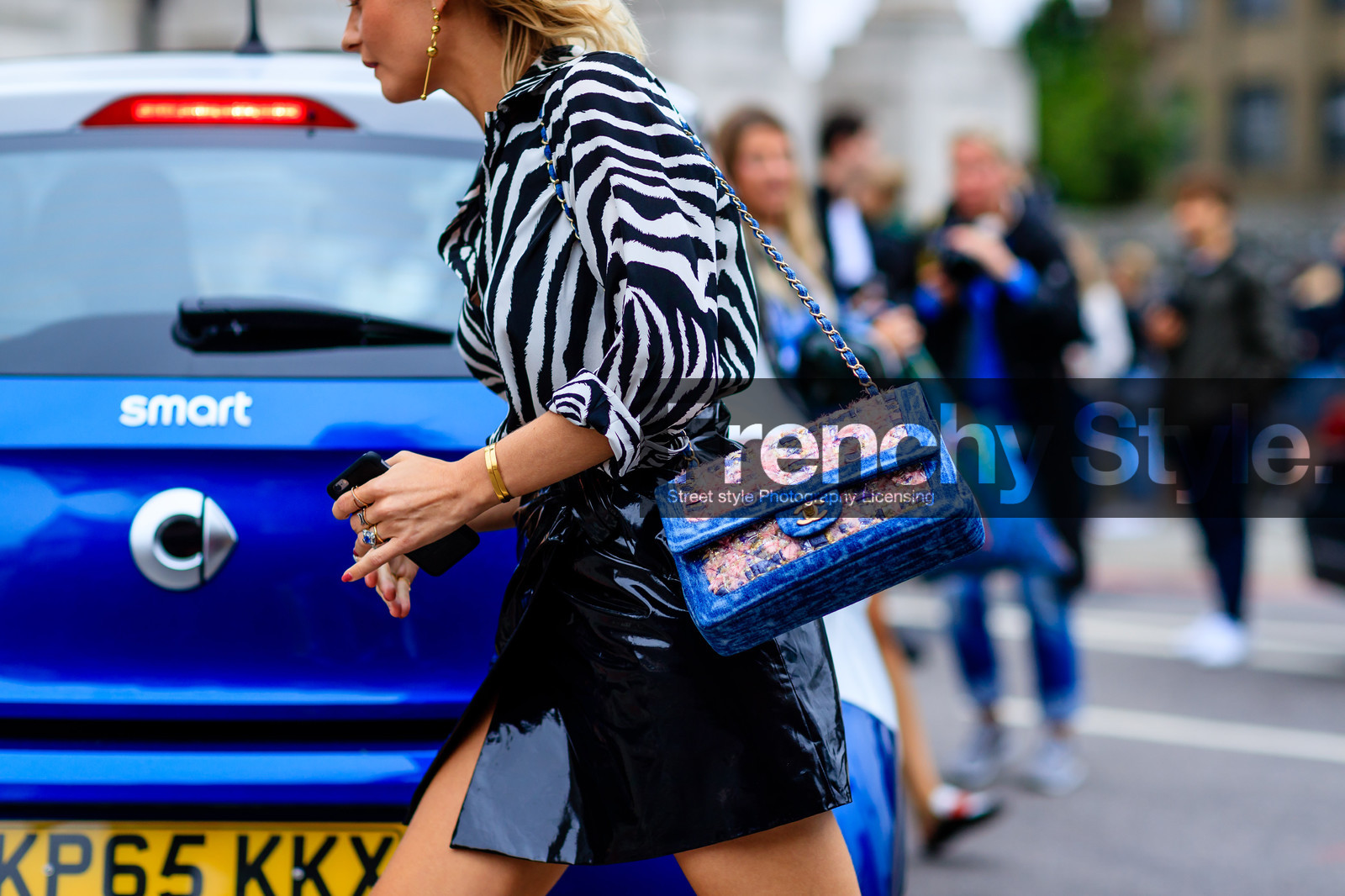 animal print, atmosphere details, black and white, black skirt, blue bag, chanel, detail, fashion week, frenchystyle, FW, graphic shirt, high waist, horizontal, jonathan paciullo, leather skirt, LFW, LONDON, pandora sykes, pink bag, printed shirt, SPRING SUMMER 2017, SS 17, street style, tweed bag, varnished leather, woman, zebra