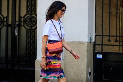 graphic skirt, leather bag, multicolor skirt, orange bag, printed skirt, purple, red, sunglasses, turquoise, white t shirt, yellow, fashion week, frenchystyle, FW, jonathan paciullo, street style, PFW, PARIS, atmosphere details, horizontal, detail, AUTUMN WINTER 2018-2019, FALL WINTER 2018-2019, FW 18-19, deborah reyner sebag