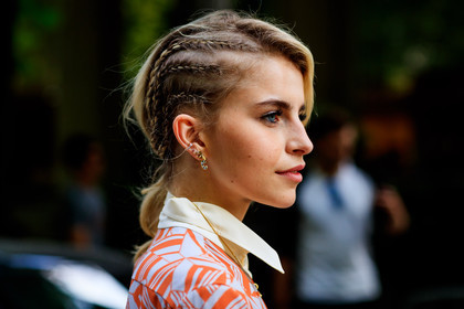 braids, earrings, graphic dress, orange dress, printed dress, fashion week, frenchystyle, FW, jonathan paciullo, street style, PFW, PARIS, horizontal, atmosphere details, detail, AUTUMN WINTER 2018-2019, FALL WINTER 2018-2019, FW 18-19, caro daur