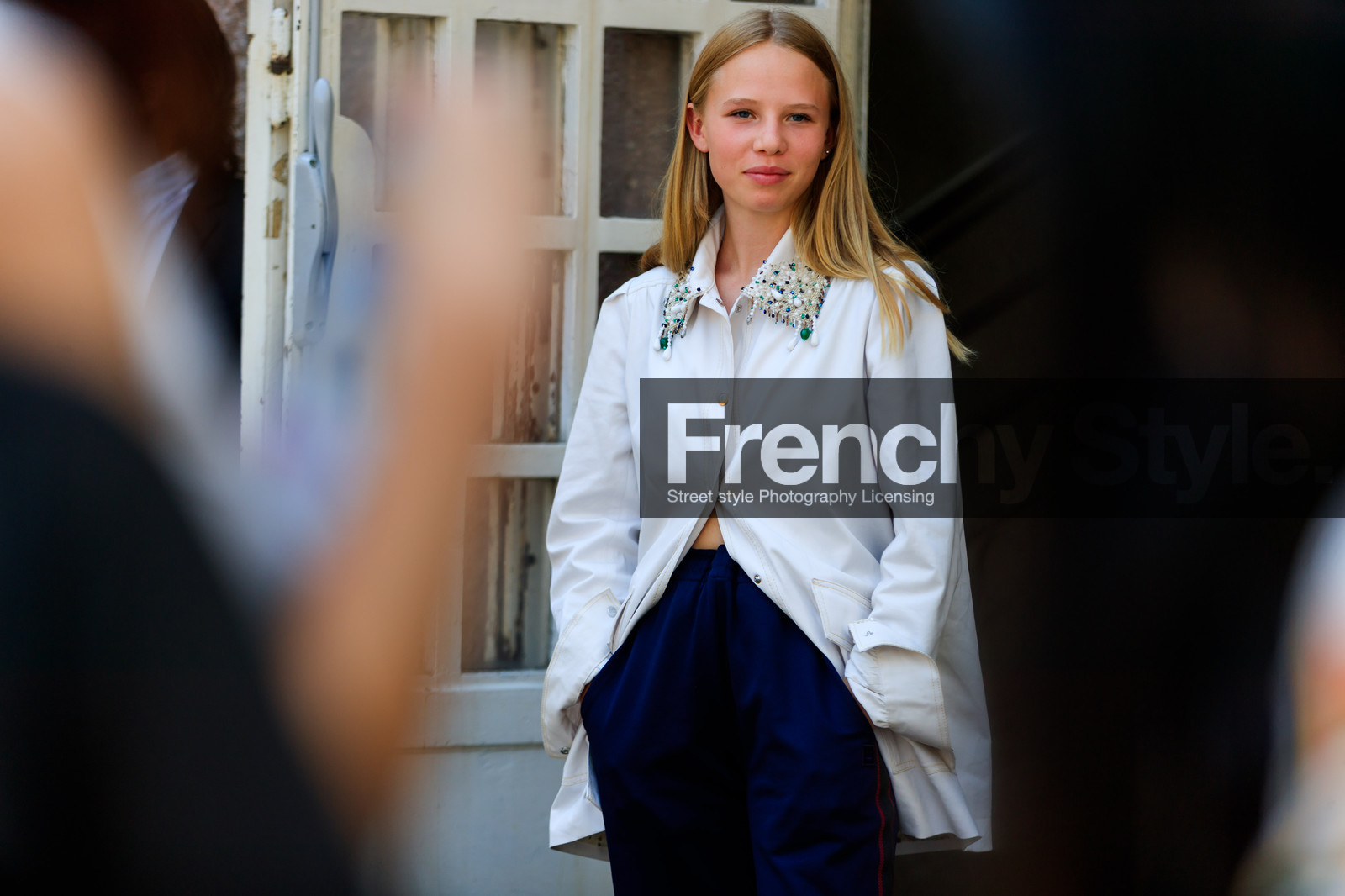 embroideries, navy pants, pearls, trousers, white shirt, fashion week, frenchystyle, FW, jonathan paciullo, street style, PFW, PARIS, atmosphere details, horizontal, detail, model, AUTUMN WINTER 2018-2019, FALL WINTER 2018-2019, FW 18-19