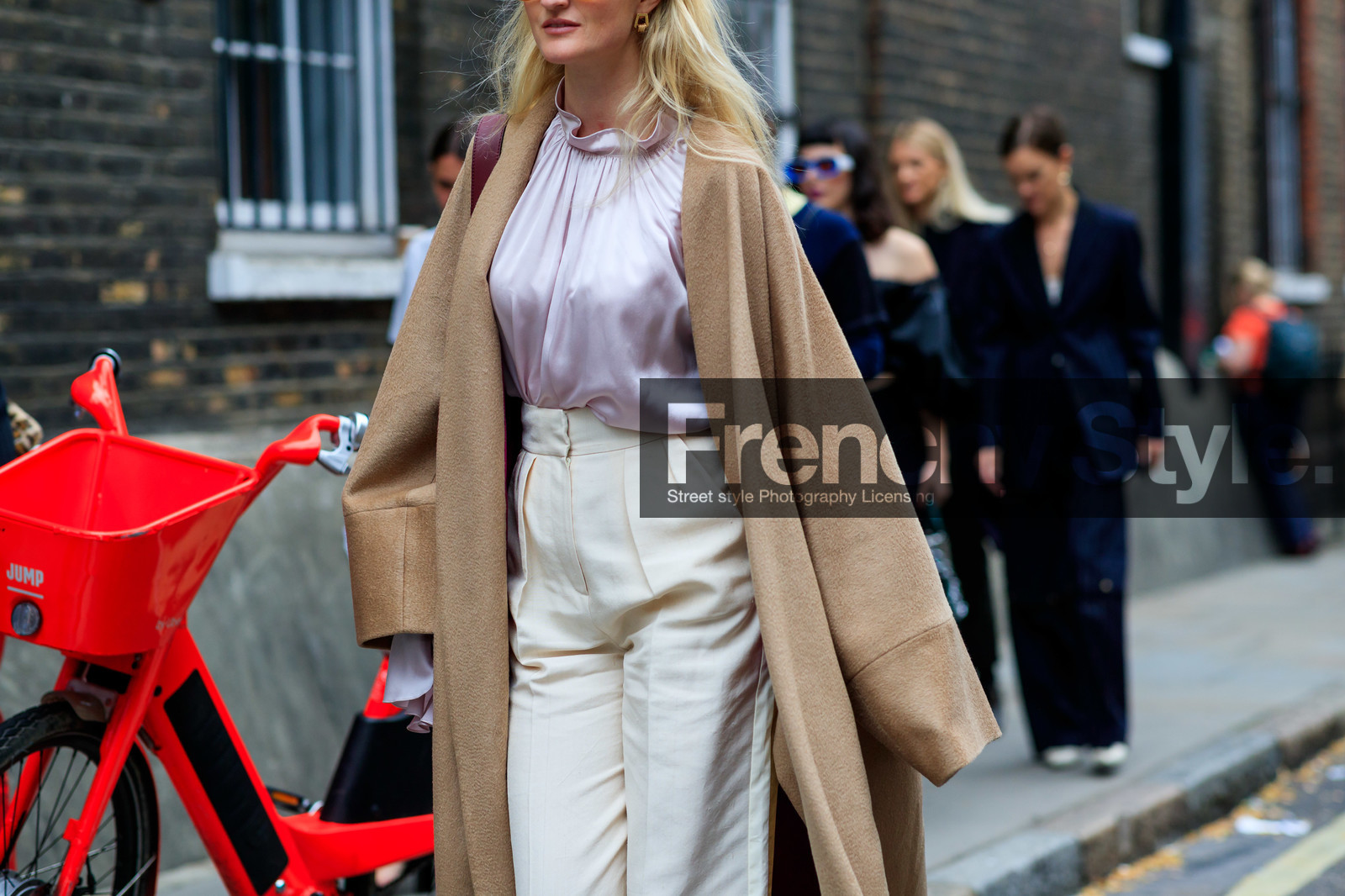 close up detail, beige coat, oversize coat, silk blouse, white blouse, white pants, high collar blouse, high waist pants, loose pants, fashion week, frenchystyle, FW, jonathan paciullo, street style, atmosphere details, horizontal, detail