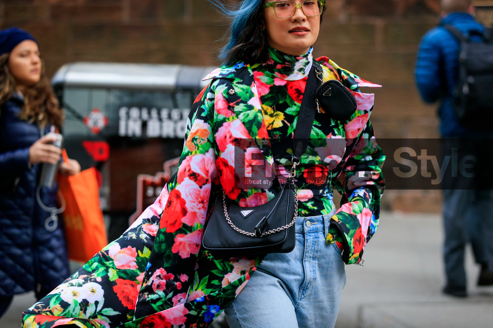 laureen uy, blue hair, dyed hair, floral printed jacket, floral printed coat, floral printed top, light blue jeans, black bag, crossbody bag, prada bag, pink jacket, pink coat, pink top, green jacket, green coat, green top, multicolor coat, multicolor jacket, multicolor top, turtleneck top, velvet top, green glasses, fashion week, frenchystyle, FW, jonathan paciullo, street style, NYFW, NEW YORK, AUTUMN WINTER 2020-2021, FALL WINTER 2020-2021, FW 20-21, horizontal, atmosphere details, detail