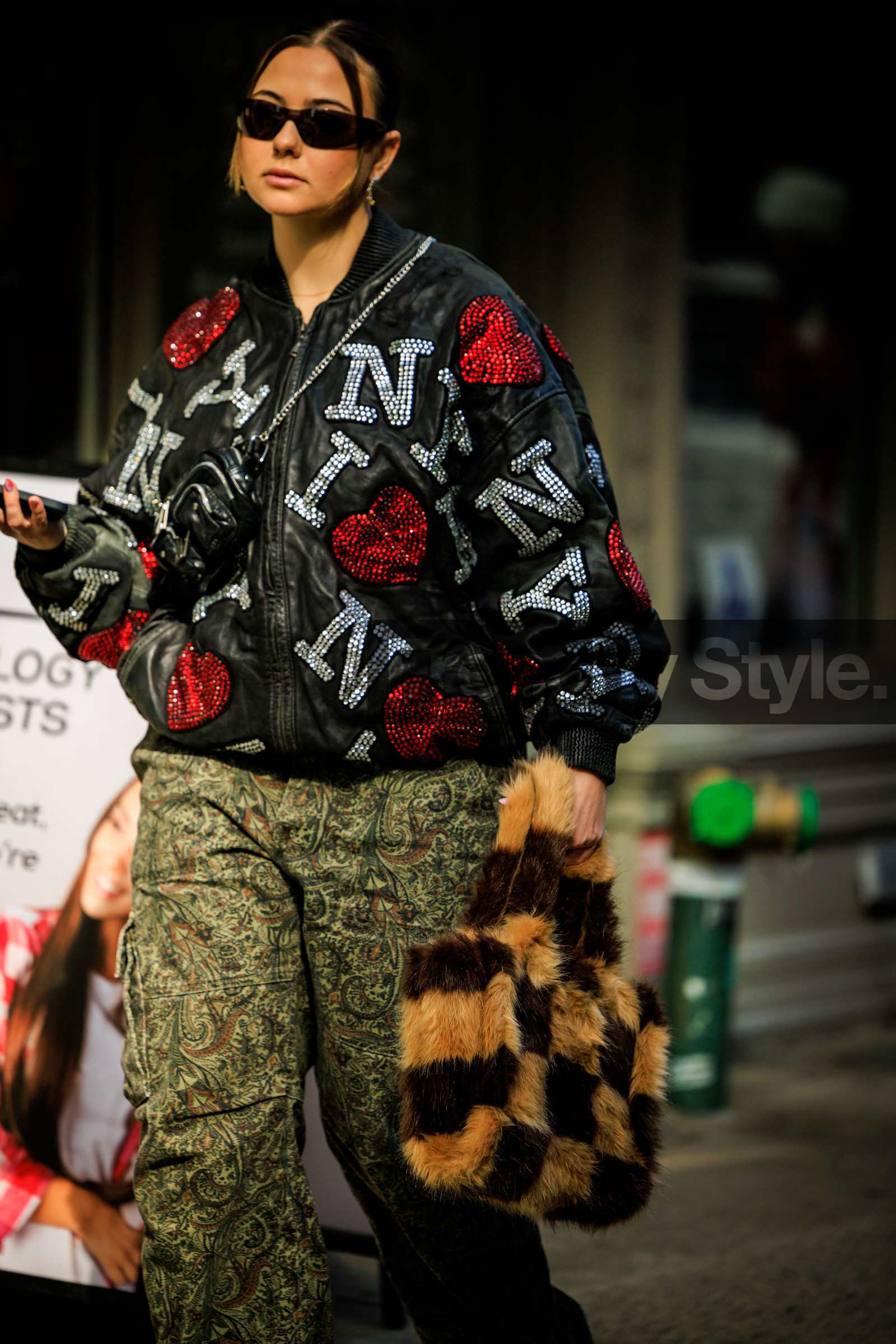 kaki pants, leather bomber jacket, black bomber jacket, furry handbag, brown handbag, ny jacket, black sunglasses, cargo pants, black fannypack, leather fannypack, street style, jonathan paciullo, FW, frenchystyle, fashion week, NYFW, NEW YORK, AUTUMN WINTER 2022-2023, FALL WINTER 2022_2023, FW 22-23, vertical, atmosphere details