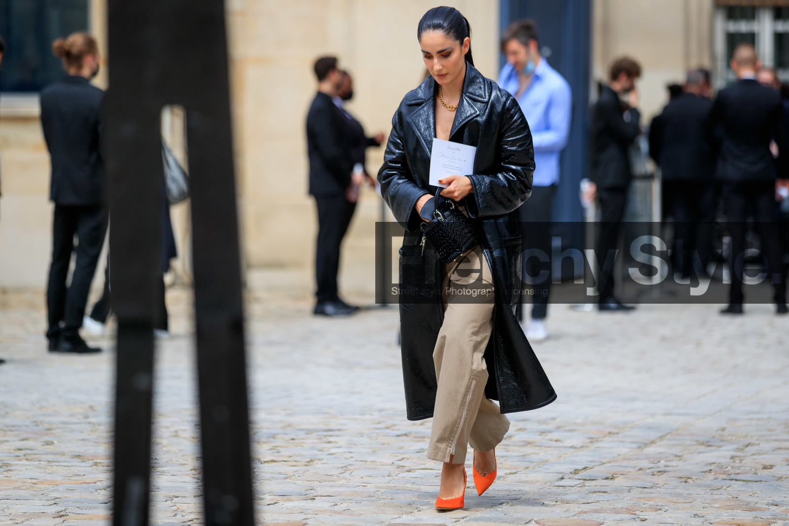 black coat, black trench coat, vinyl coat, vinyl trenchcoat, golden necklace, chain necklace, dior coat, dior trench coat, dior total look, dior pants, dior necklace, beige pants, cargo pants, orange pumps, zipped pants, big chain necklace, logo necklace, initials necklace, long coat, high waist pants, fiona zanetti, fashion week, frenchystyle, FW, jonathan paciullo, street style, PFW, PARIS, AUTUMN WINTER 2021-2022, FALL WINTER 2021-2022, FW 21-22, atmosphere details, horizontal, full length
