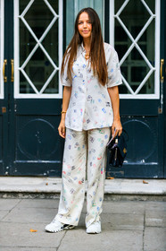 black bag, celenie laura fleur, floral, flowers, graphic pants, graphic shirt, leather bag, leather shoes, pajamas, printed pants, printed shirt, tone on tone, total look white, trousers, white pants, white shirt, white sneakers, fashion week, frenchystyle, FW, jonathan paciullo, street style, LFW, LONDON, SPRING SUMMER 2019, SS 19, vertical, full length