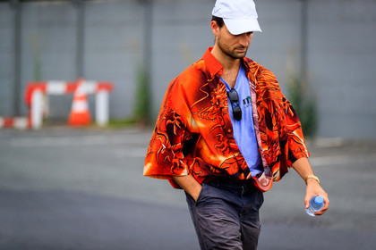 blue t shirt, grey pants, printed shirt, red shirt, trousers, vêtements, white cap, fashion week, frenchystyle, FW, jonathan paciullo, street style, PFW, PARIS, atmosphere details, horizontal, detail, AUTUMN WINTER 2018-2019, FALL WINTER 2018-2019, FW 18-19