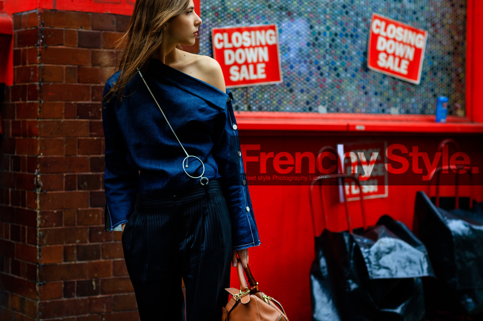 asymetric, atmosphere details, black pants, blue shirt, brown bag, detail, fashion week, frenchystyle, FW, horizontal, jonathan paciullo, leather bag, LFW, loewe, LONDON, one shoulder, SPRING SUMMER 2017, SS 17, street style, trousers, woman