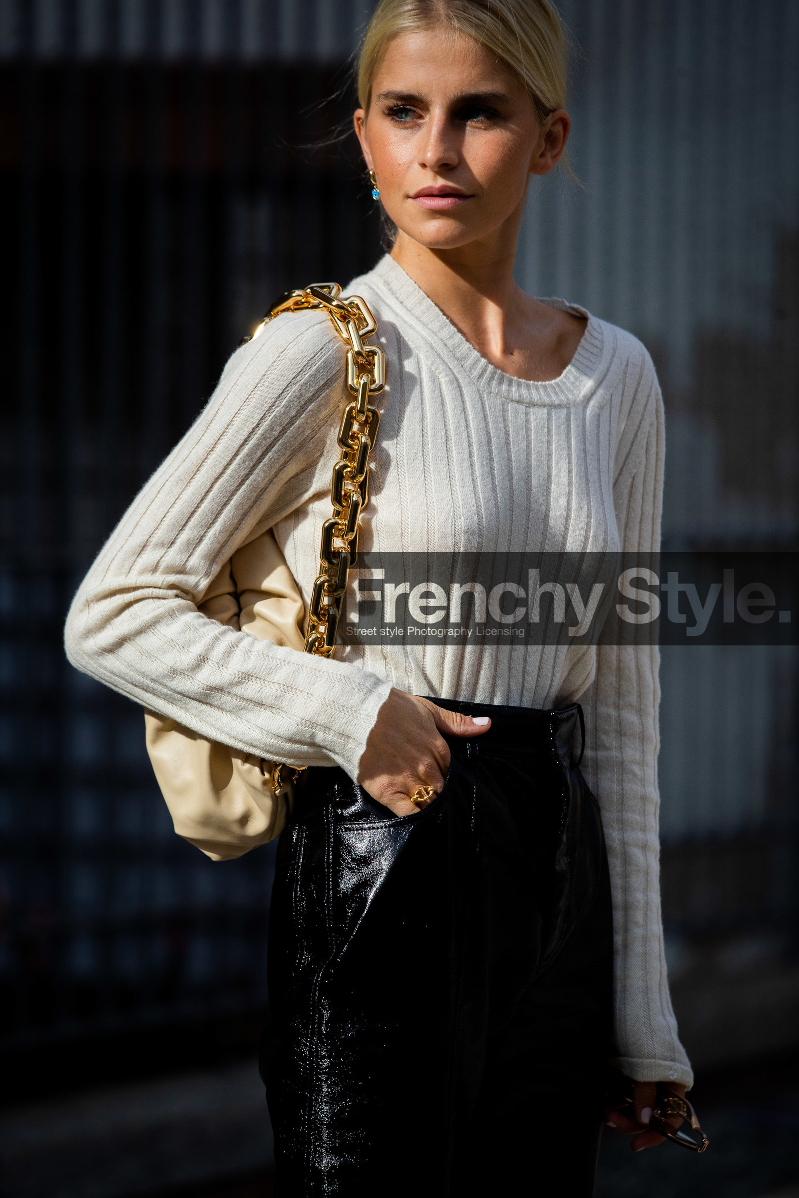 white pullover, white leather bag, golden chain strap bag, shoulder bag, big chain strap bag, bottega veneta bag, polish pants, black pants, black polish pants, philosophy pants, golden ring, caro daur, street style, jonathan paciullo, FW, frenchystyle, fashion week, MFW, MILAN, SPRING SUMMER 2021, SS 21, vertical, detail