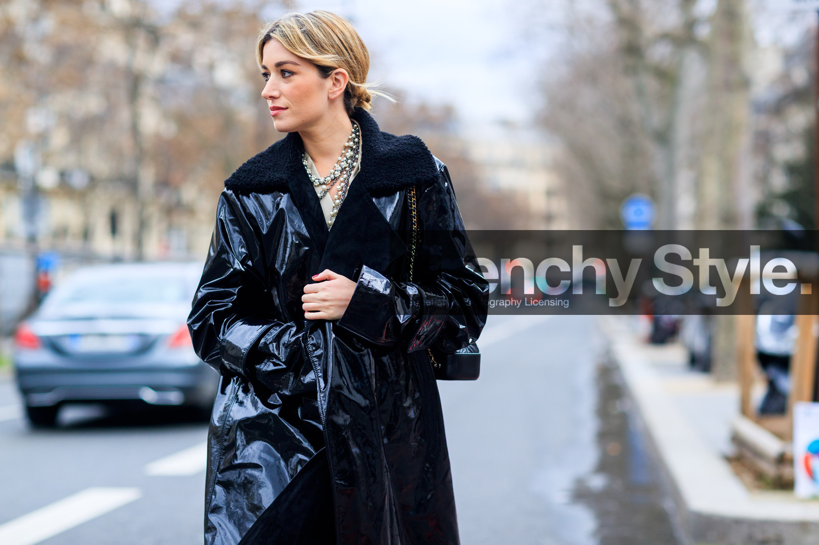 atmosphere details, AUTUMN WINTER 2017-2018, AW 17-18, black coat, chanel, detail, FALL WINTER 2017-2018, fashion week, frenchystyle, FW, FW 17-18, horizontal, jonathan paciullo, leather coat, necklace, PARIS, pearls, PFW, street style, vinyl